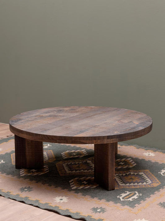 Table basse ronde manguier patine brune Palo angle 3/4 — Bōme