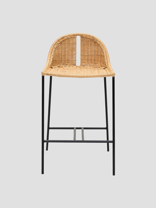 Chaise de bar rotin bois clair fer noir Bermuda vue de face — Bōme