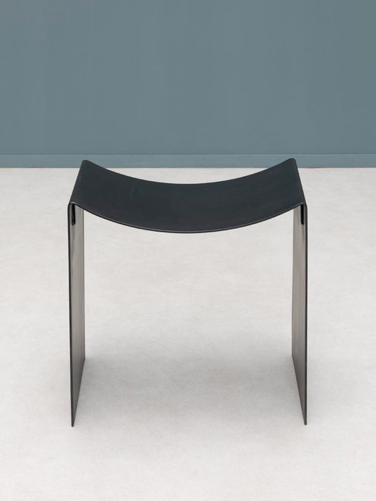 Tabouret Maniak fer noir profil design sculptural — Bōme