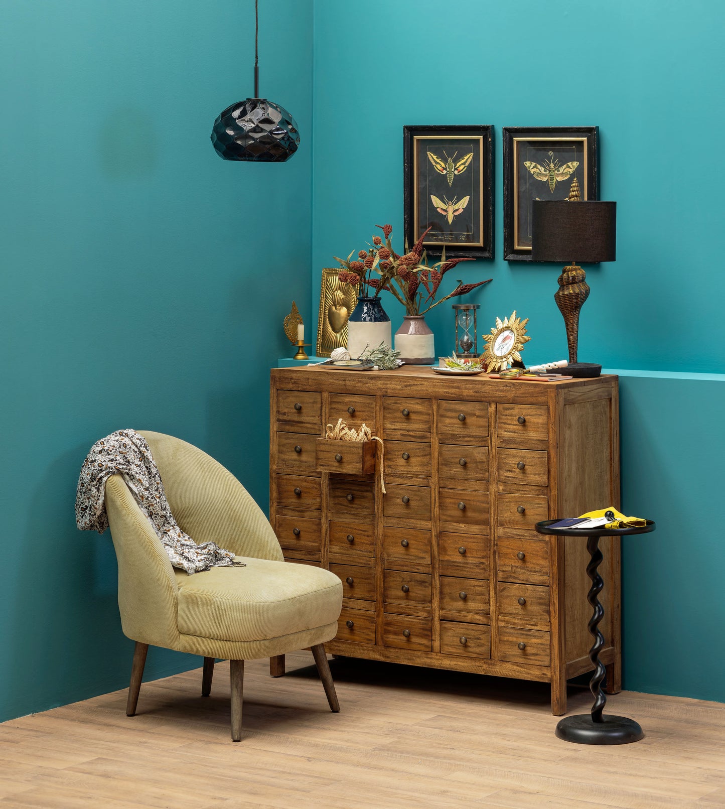 Commode Mercerie 30 tiroirs dans un salon vintage — Bōme