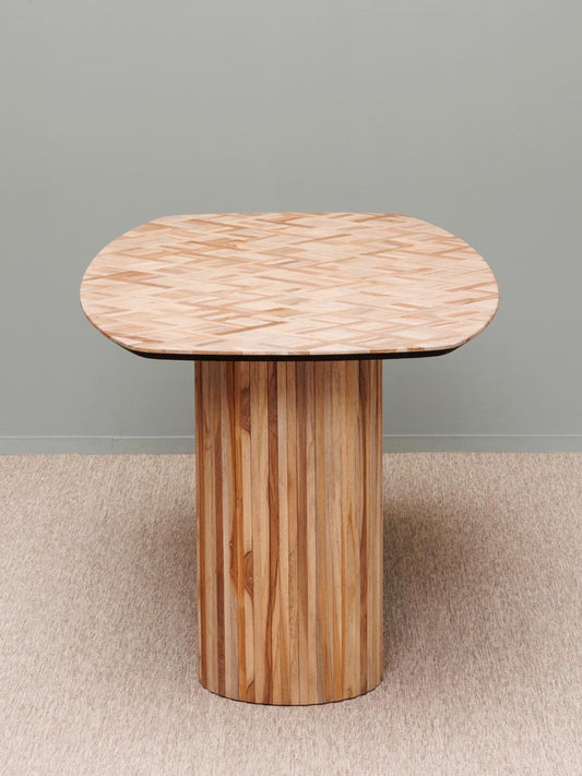Table à manger teck cannelé plateau marqueterie géométrique Alezan — Bōme