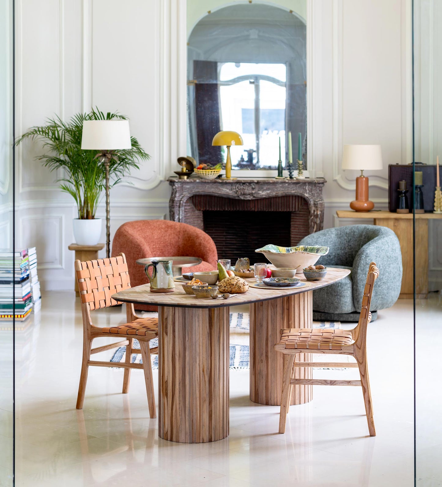 Table Alezan teck marqueterie dans une salle à manger contemporaine wabi sabi — Bōme
