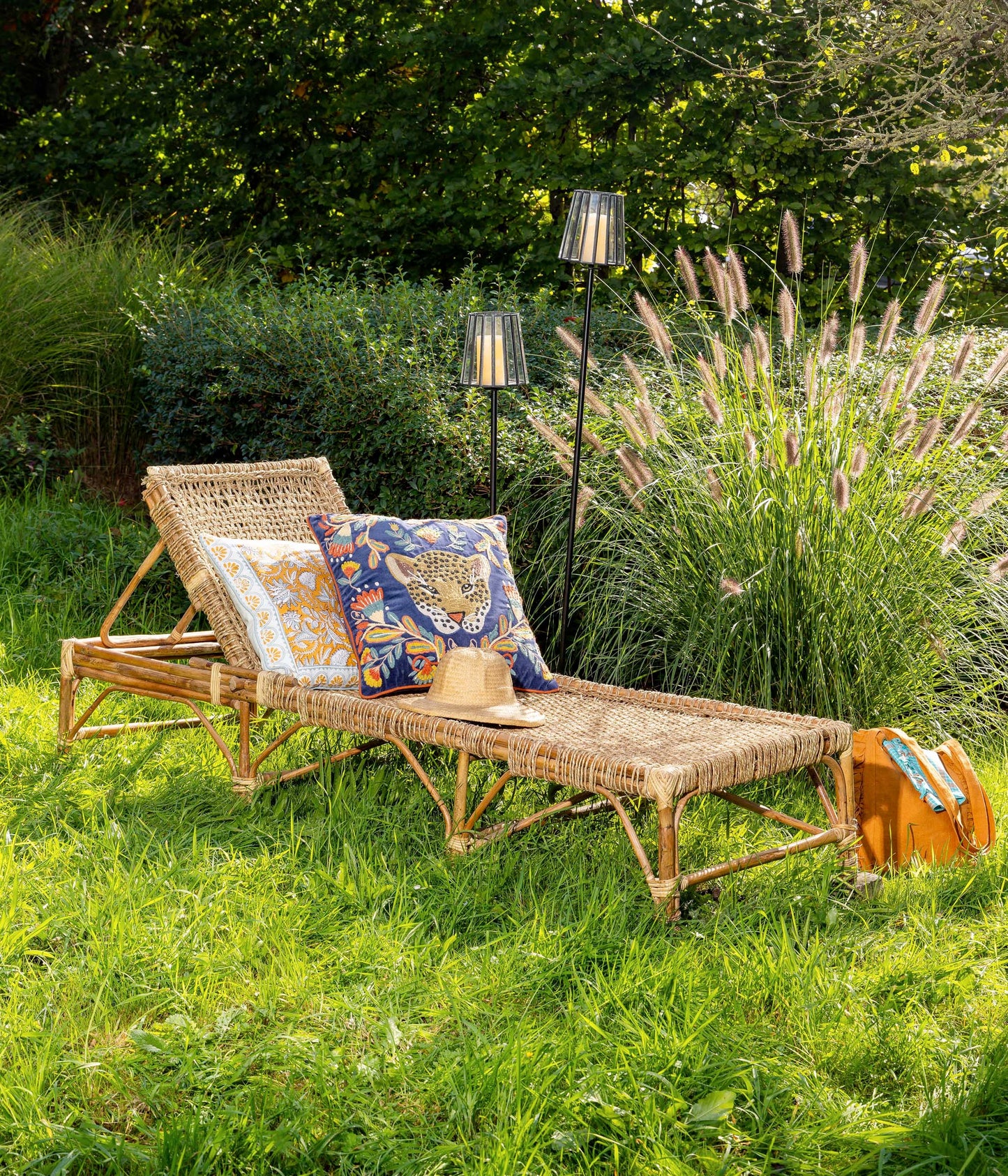 Bain de soleil Colombo bambou dans un jardin bohème ethnique — Bōme