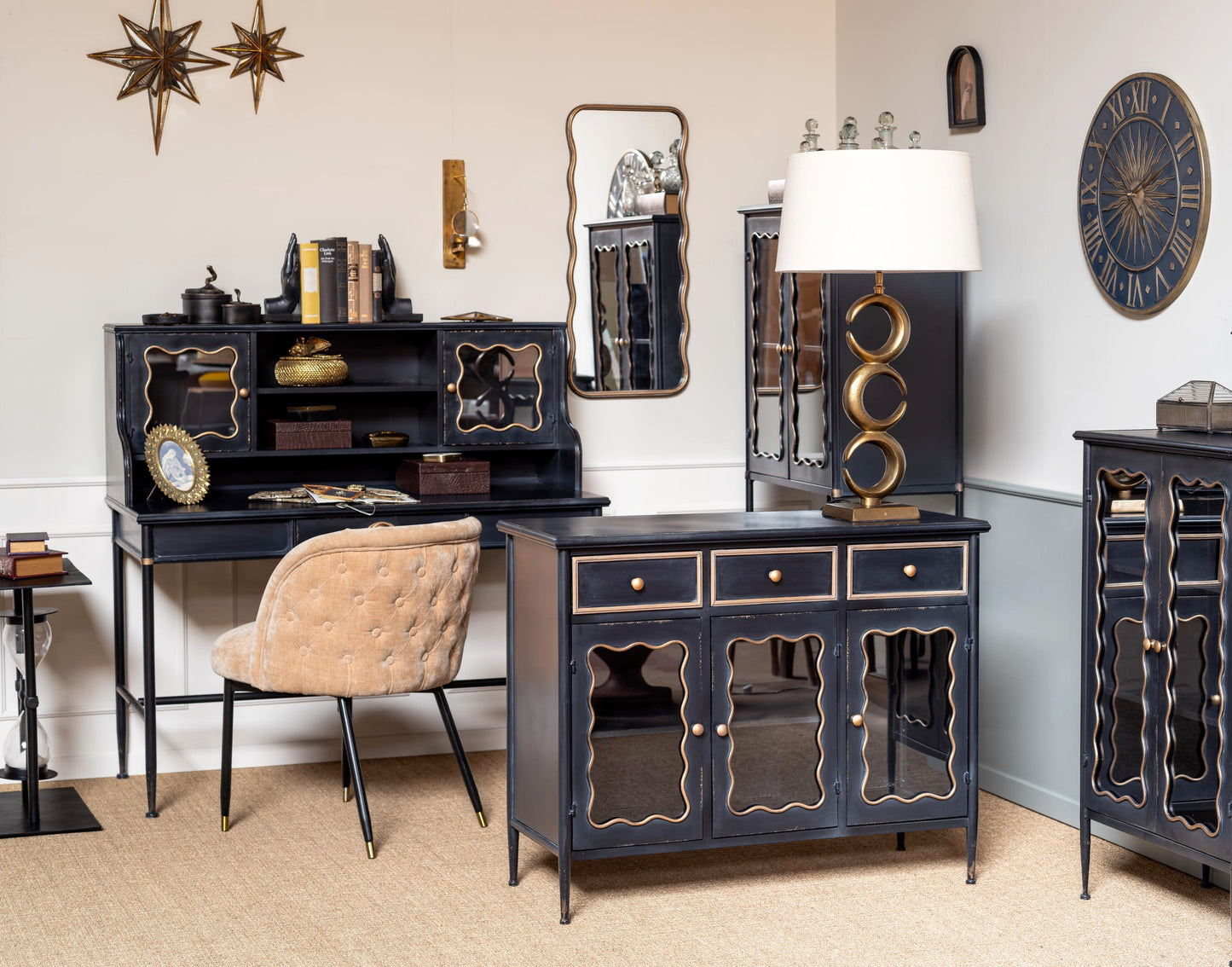 Bureau Sagan fer noir verre doré dans un espace bureau vintage — Bōme