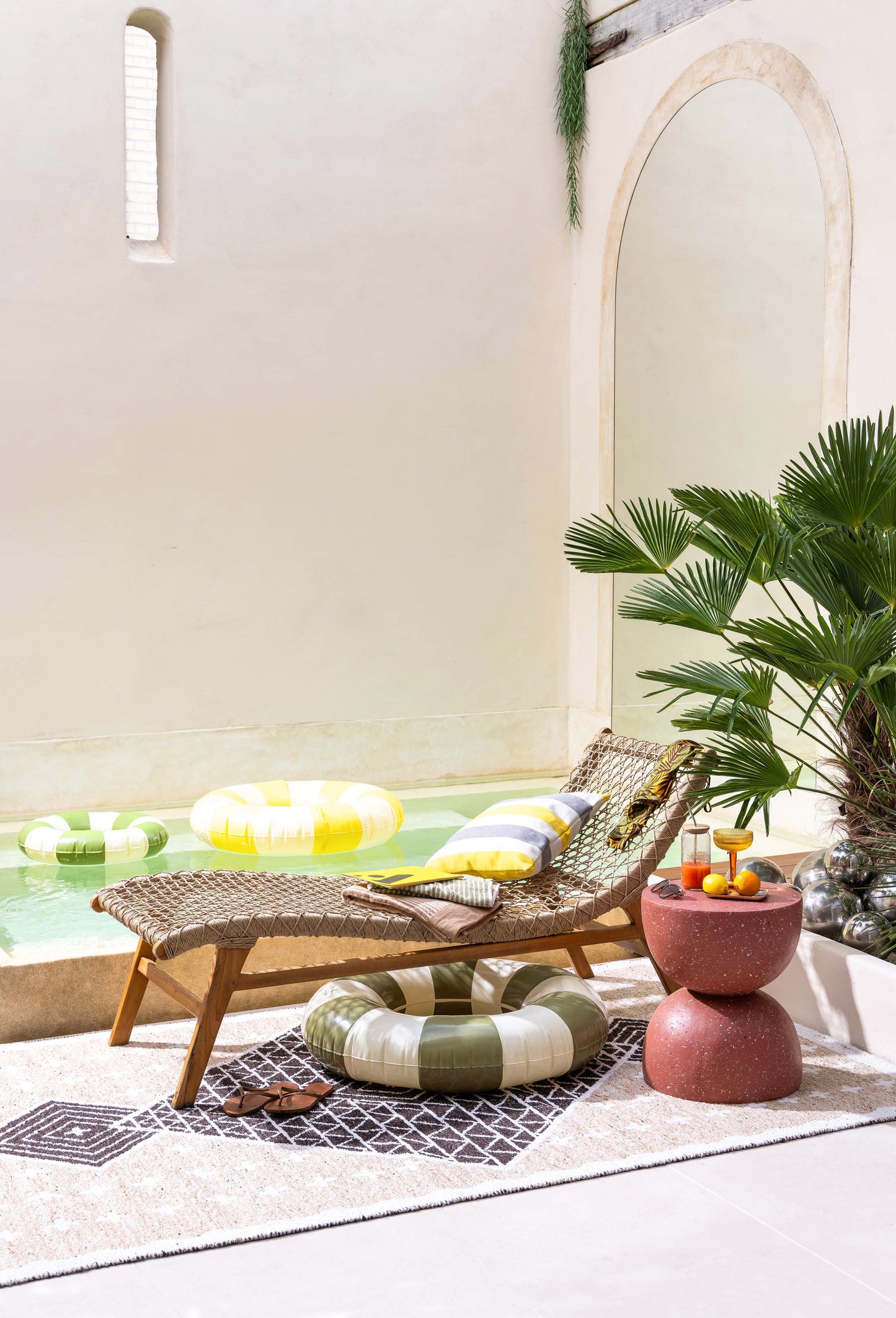 Bain de soleil Kuta teck corde sur terrasse bord de piscine — Bōme