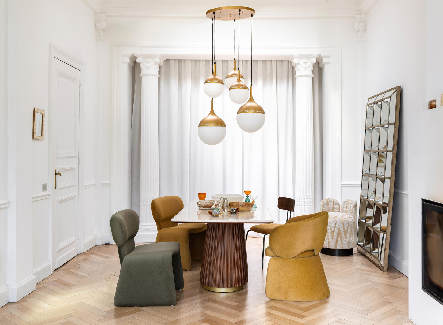 Table Obsidia manguier marbre ivoire dans une salle à manger contemporaine — Bōme