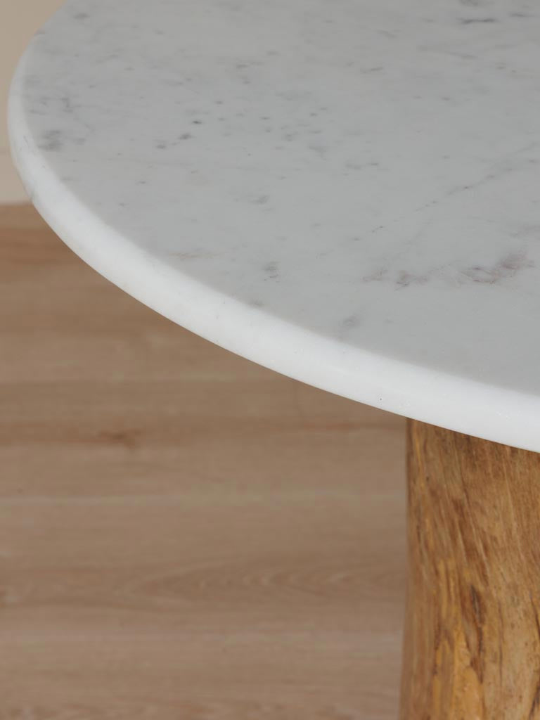 Détail plateau marbre blanc veiné table Mawo en porte-à-faux — Bōme