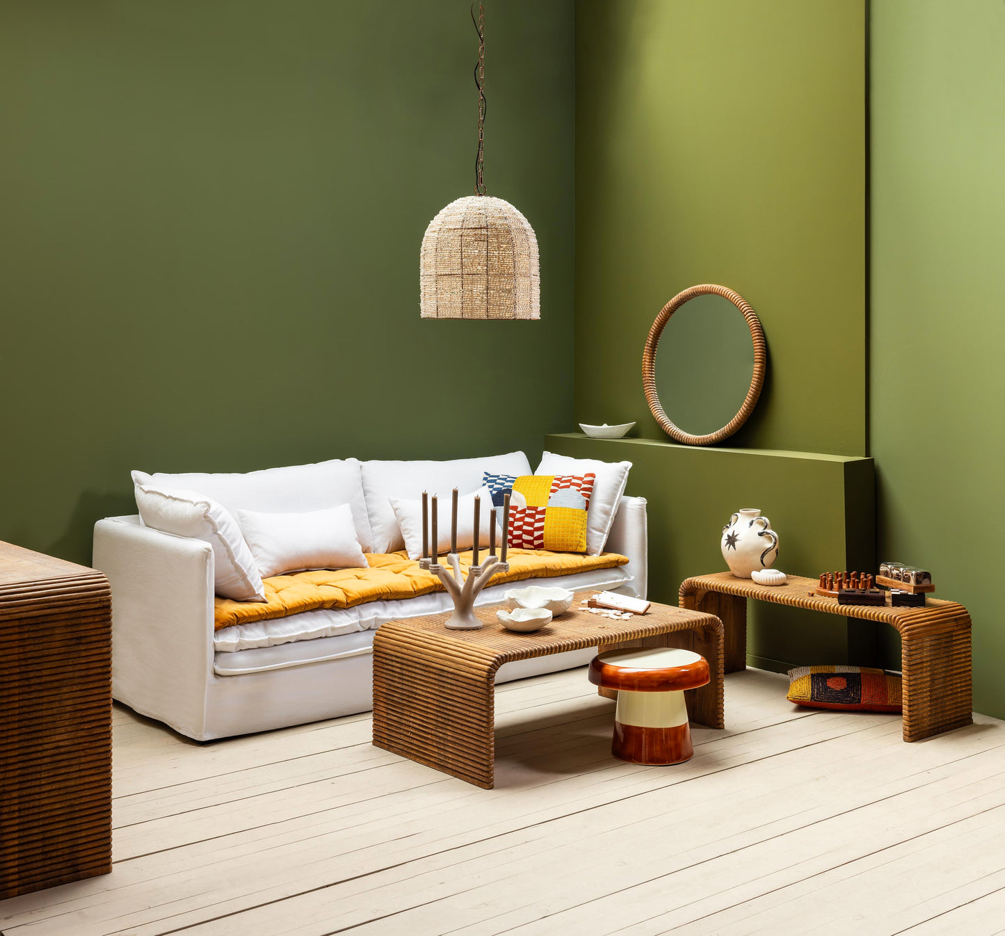 Table basse Arcana manguier cannelée dans un salon contemporain — Bōme