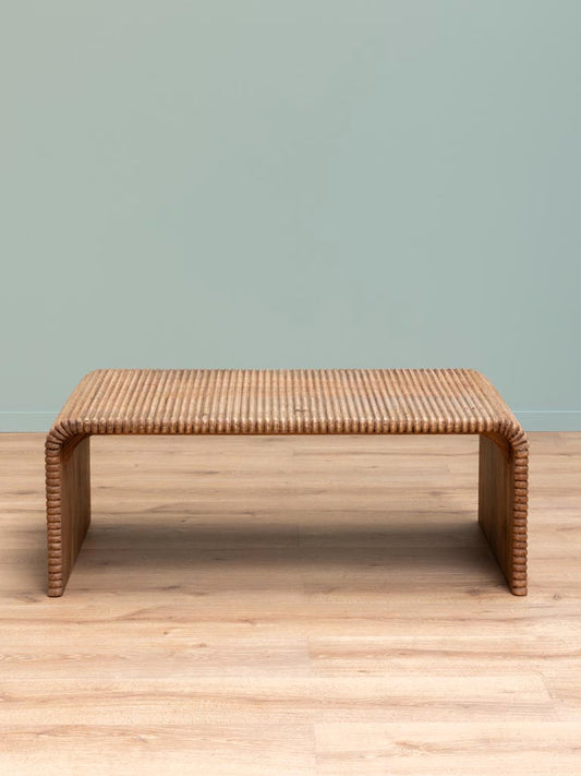 Table basse cannelée manguier bois moyen Arcana vue de face — Bōme