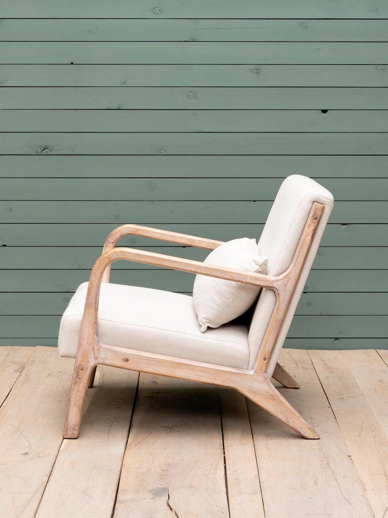 Fauteuil scandinave mid-century Chassepierre dans un salon naturel — Bōme