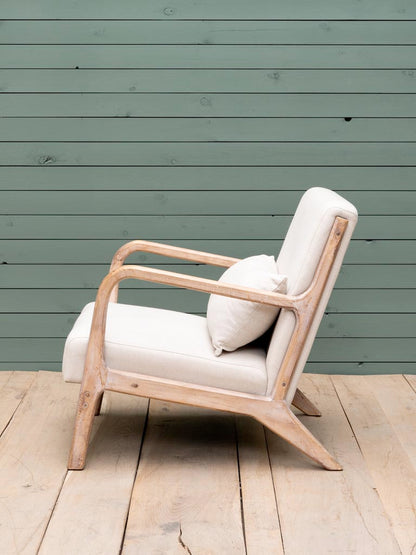 Fauteuil scandinave mid-century Chassepierre dans un salon naturel — Bōme