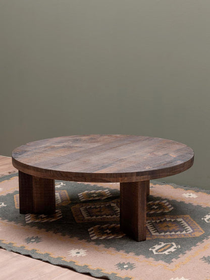 Table basse ronde manguier patine brune Palo angle 3/4 — Bōme
