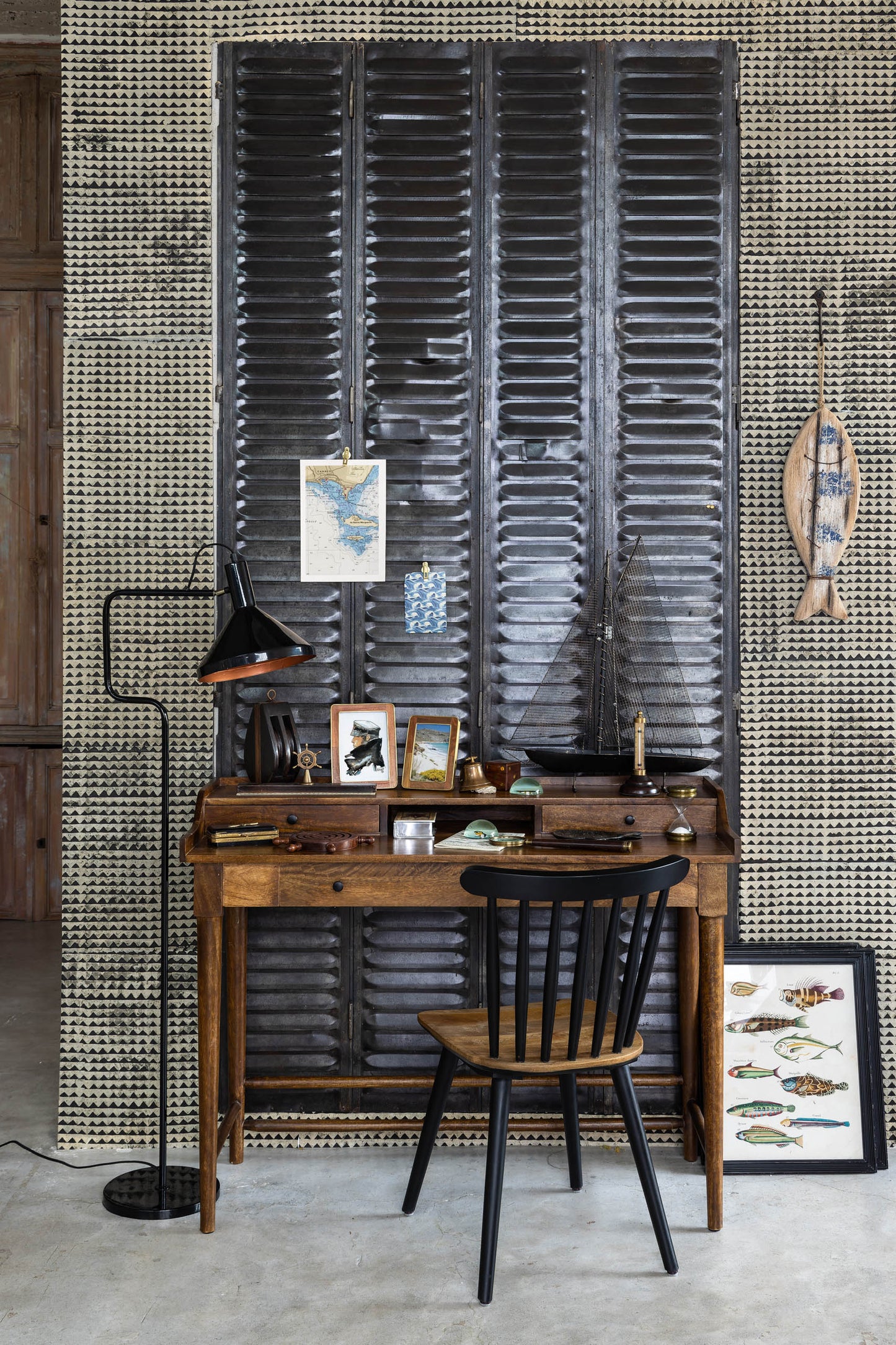 Bureau Beauvoir manguier dans un espace bureau mid-century — Bōme