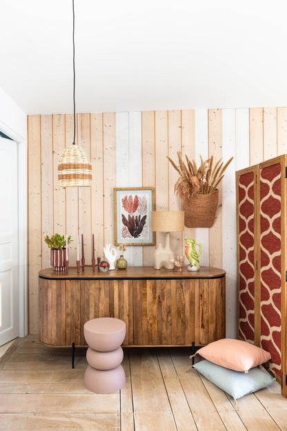 Buffet bois de manguier arrondi Ainigma dans une salle à manger — Bōme