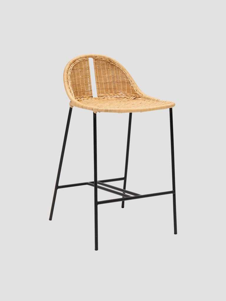 Chaise de bar rotin bois clair fer noir Bermuda vue de face — Bōme