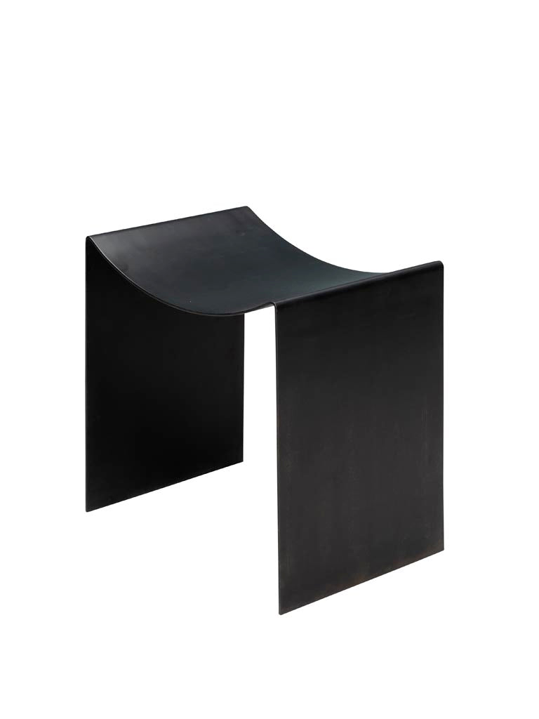 Tabouret design fer massif noir Maniak fond blanc — Bōme