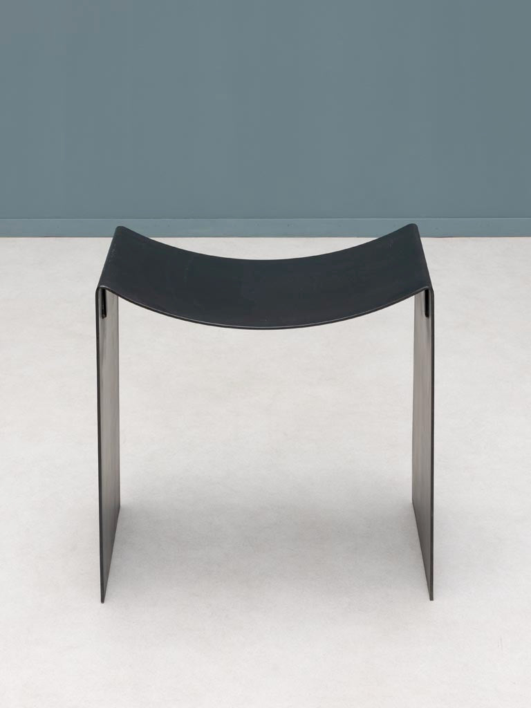 Tabouret Maniak fer noir profil design sculptural — Bōme