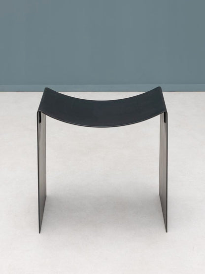 Tabouret Maniak fer noir profil design sculptural — Bōme