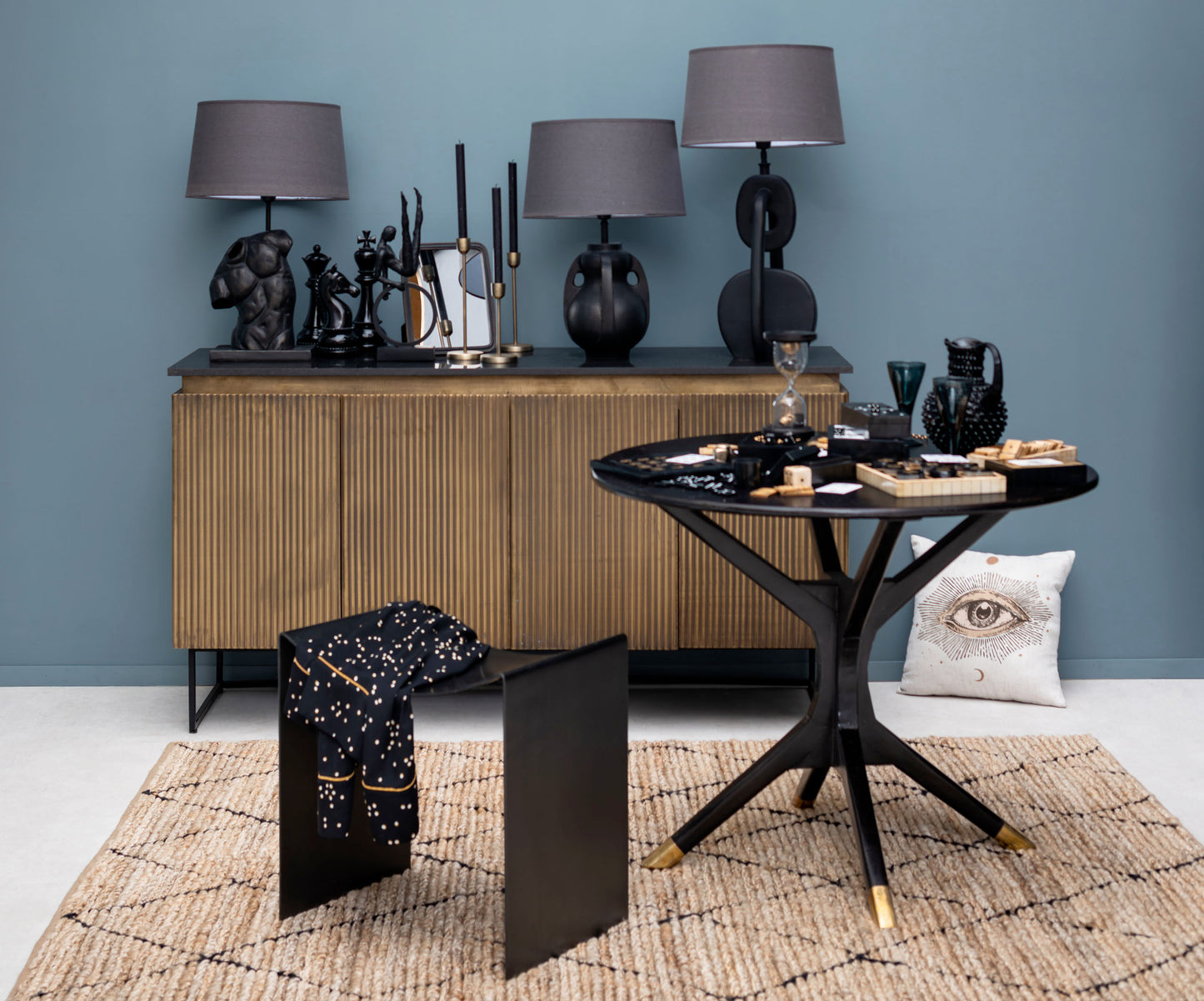 Tabouret Maniak devant un buffet en bois — Bōme