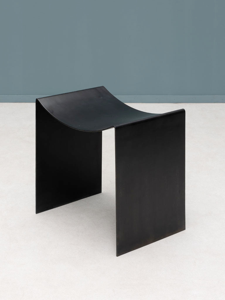 Tabouret fer massif noir Maniak vue de face — Bōme