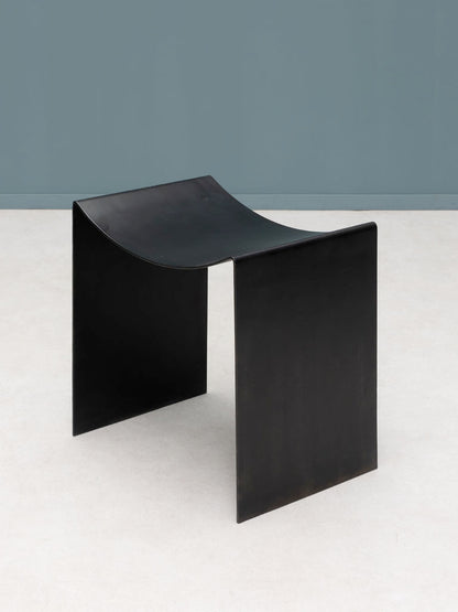 Tabouret fer massif noir Maniak vue de face — Bōme