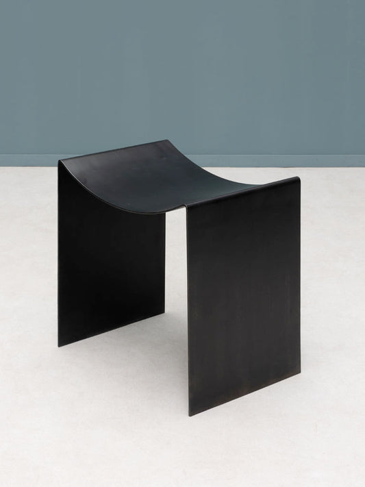 Tabouret fer massif noir Maniak vue de face — Bōme