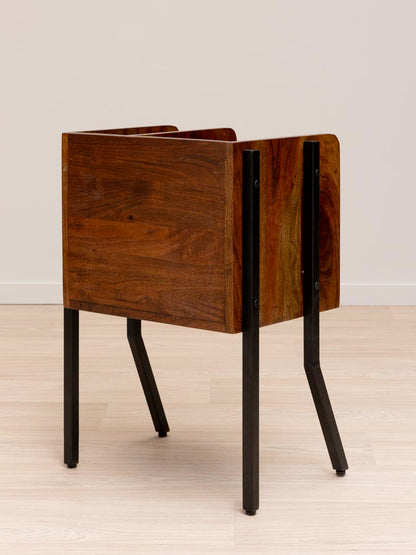 Table chevet Flow manguier pieds inclinés de dos — Bōme