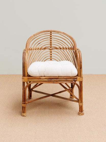 Chaise rotin naturel coussin blanc Manille vue de face — Bōme
