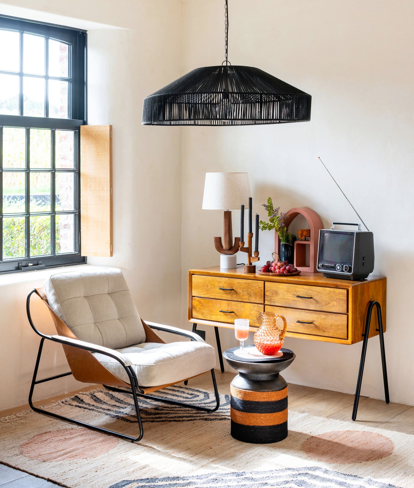 Buffet industriel mid-century Chapman dans un salon — Bōme