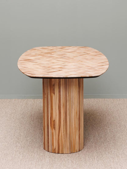 Table à manger teck cannelé plateau marqueterie géométrique Alezan — Bōme