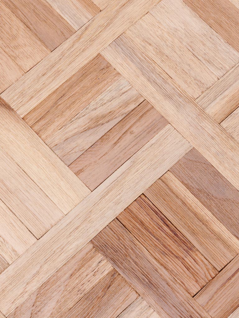 Détail marqueterie géométrique teck deux tons plateau table Alezan — Bōme
