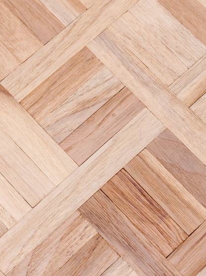 Détail marqueterie géométrique teck deux tons plateau table Alezan — Bōme