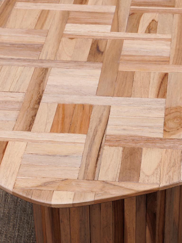 Détail marqueterie chevrons teck deux tons table basse Alezan — Bōme