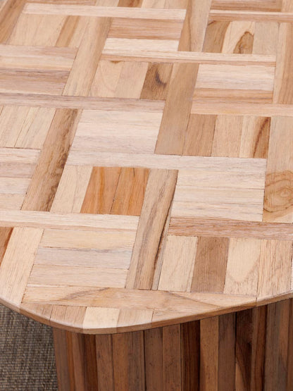 Détail marqueterie chevrons teck deux tons table basse Alezan — Bōme