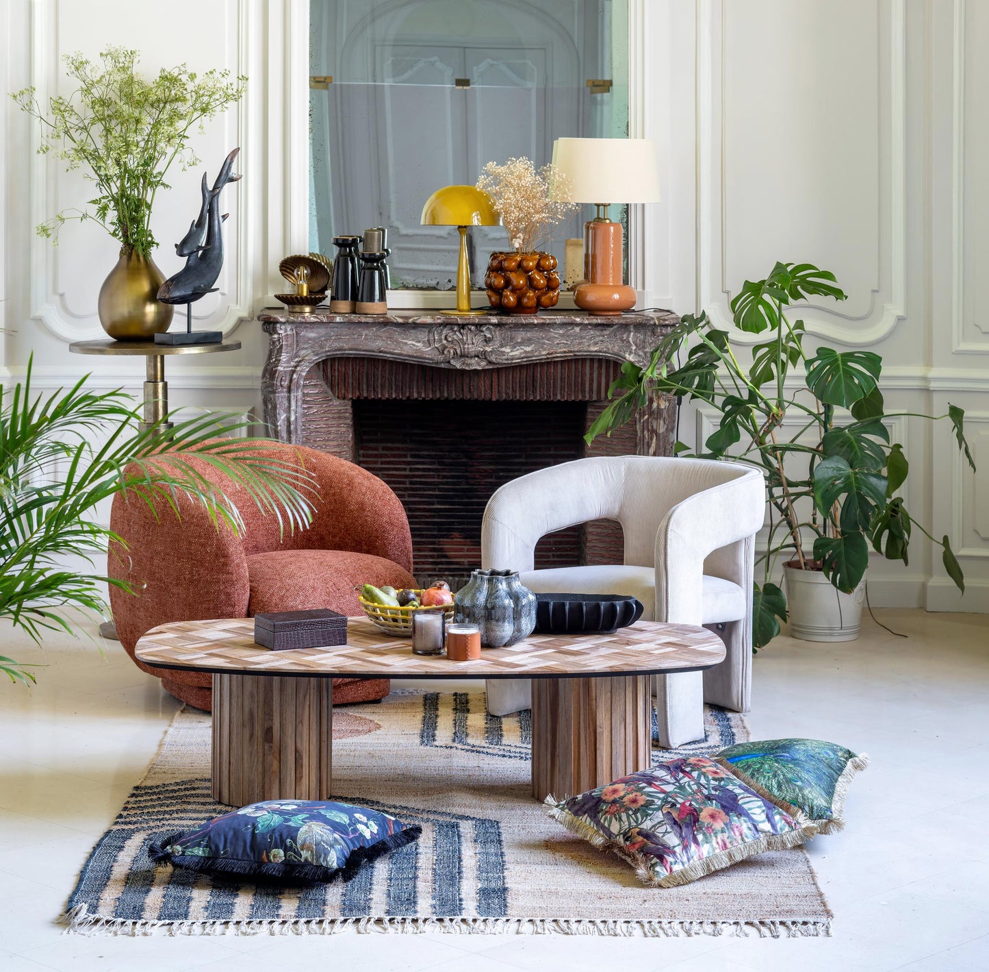 Table basse Alezan teck dans un salon wabi sabi objets décoratifs — Bōme