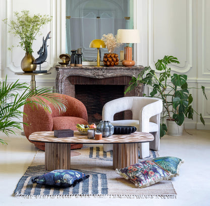 Table basse Alezan teck dans un salon wabi sabi objets décoratifs — Bōme