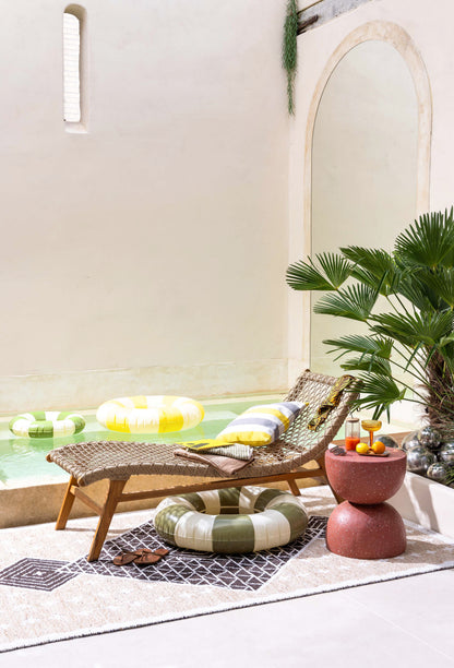 Bain de soleil Kuta teck corde sur terrasse bord de piscine — Bōme