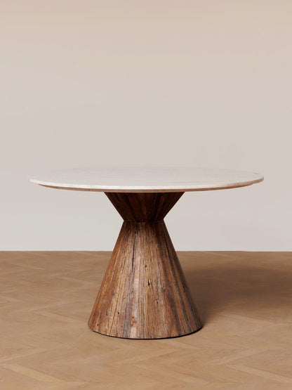 Table à manger ronde marbre blanc bois recyclé Alba dans salon wabi sabi — Bōme