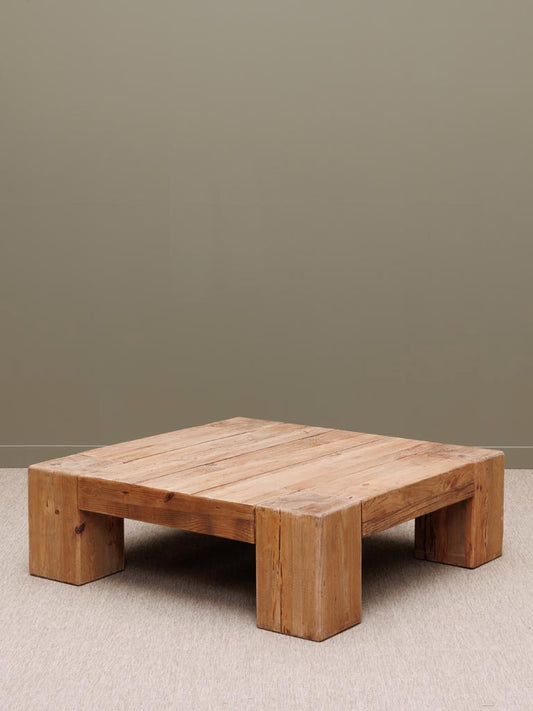 Table basse pin recyclé madriers Yakta 120x120 angle 3/4 — Bōme