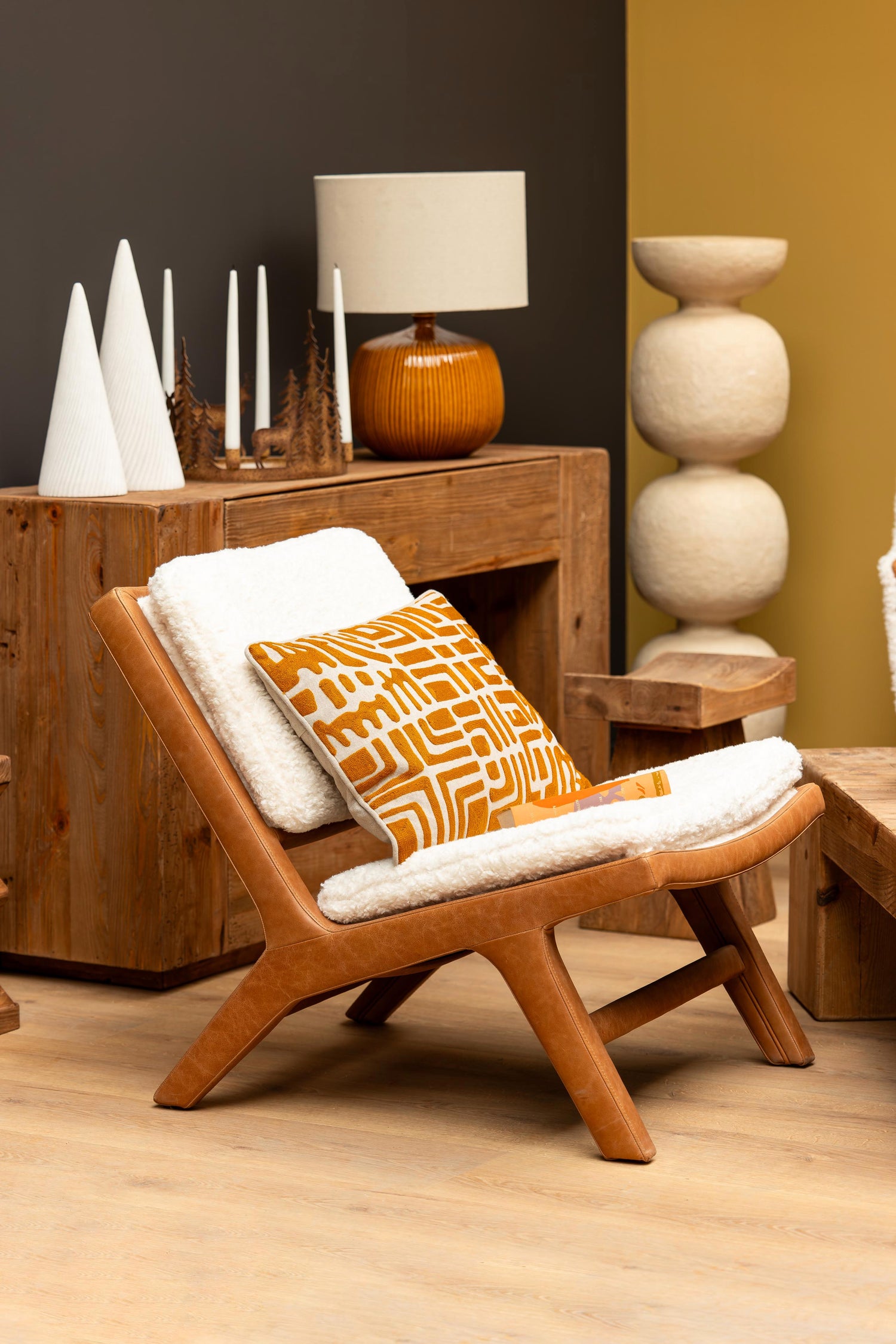 Fauteuil design contemporain Méribel dans un salon chaleureux — Bōme