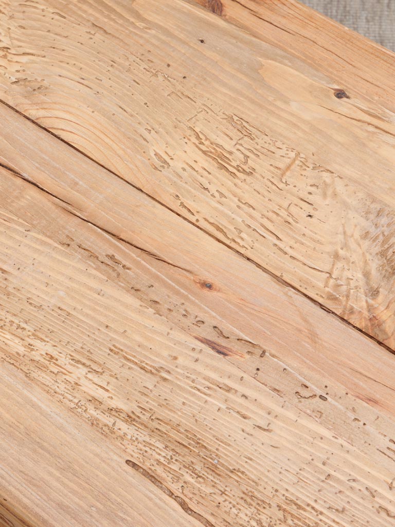 Détail nœuds pin recyclé bois clair plateau table Dionysos — Bōme