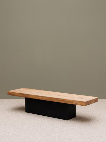 Table basse pin recyclé bois clair socle noirci Dionysos angle 3/4 — Bōme