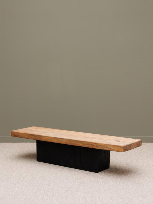 Table basse pin recyclé bois clair socle noirci Dionysos angle 3/4 — Bōme