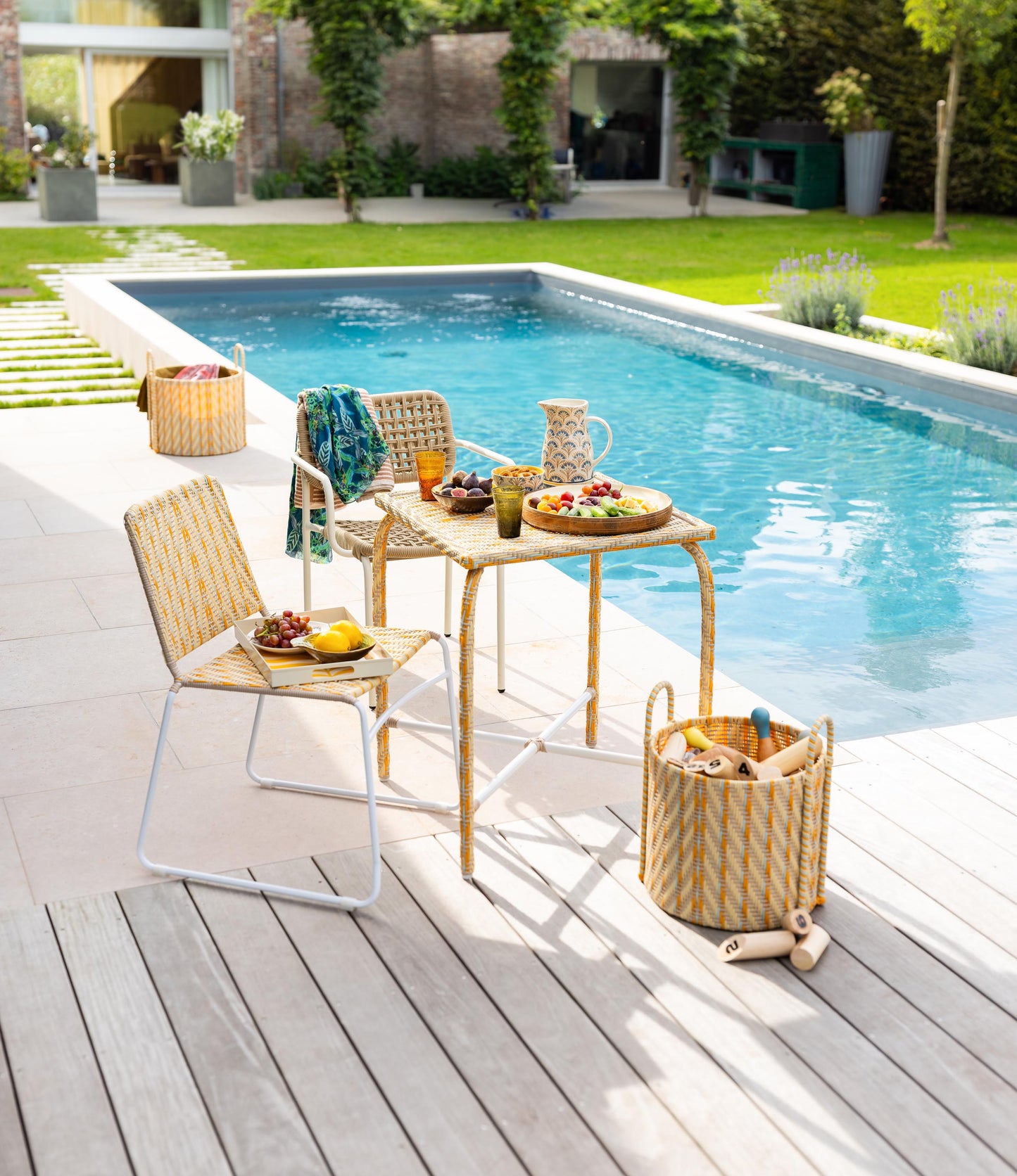 Chaise Riviera autour d'une table de jardin terrasse — Bōme