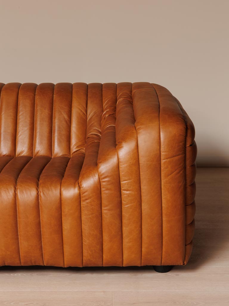 Détail cuir marron whisky lignes verticales canapé Freud — Bōme