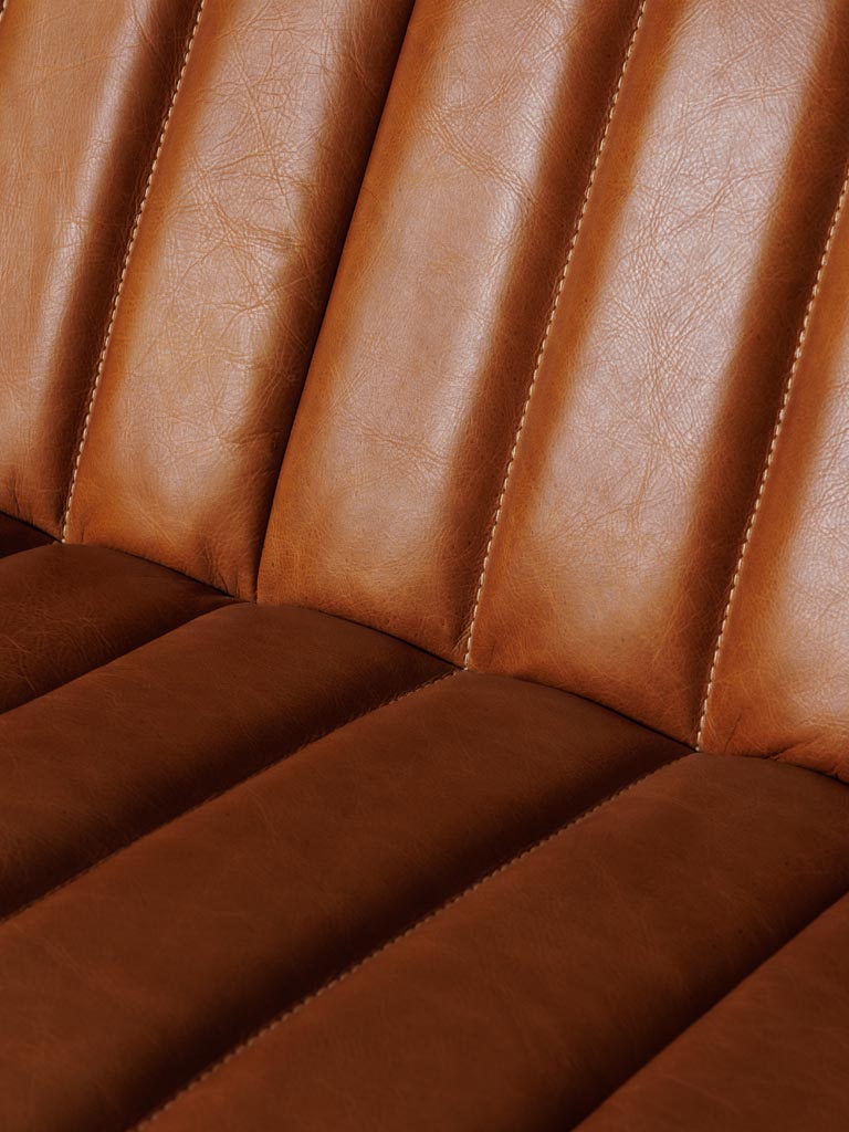 Détail cuir marron whisky lignes verticales canapé Freud — Bōme