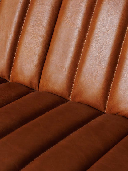 Détail cuir marron whisky lignes verticales canapé Freud — Bōme
