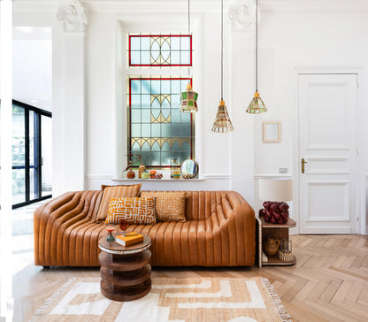 Canapé Freud cuir whisky dans un salon vintage contemporain — Bōme