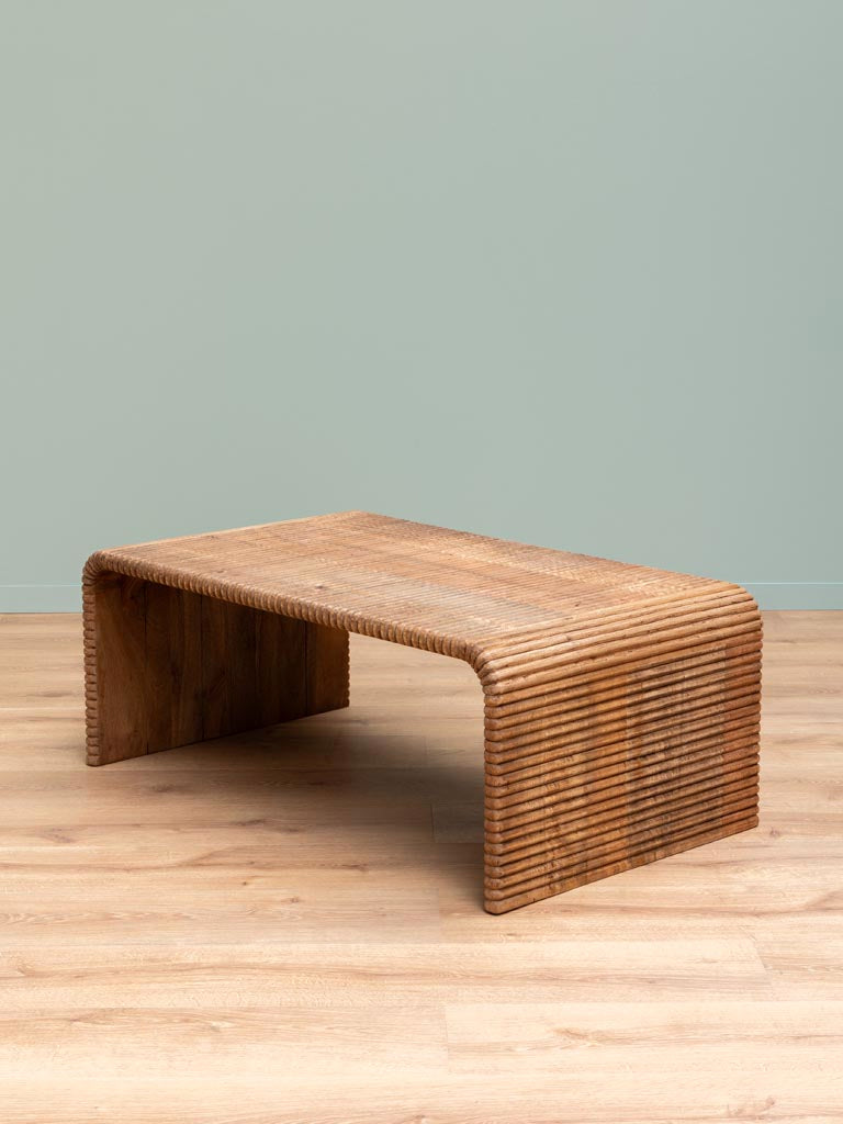 Table basse manguier cannelée waterfall Arcana angle 3/4 — Bōme