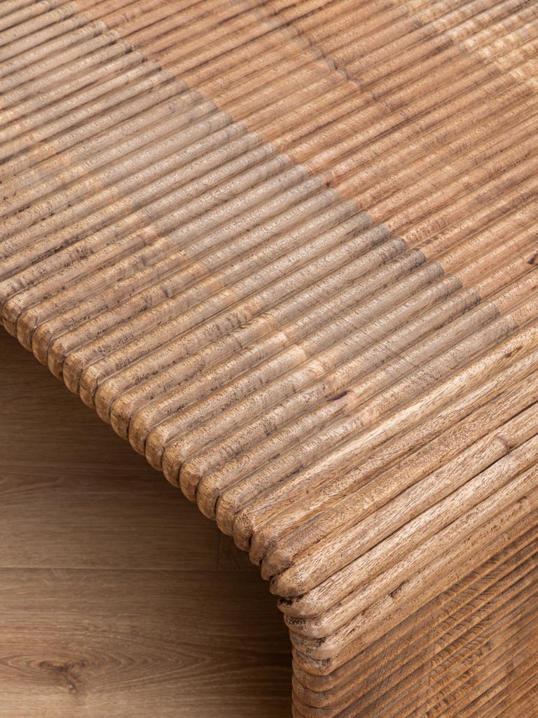 Détail cannelures manguier massif bois moyen table Arcana — Bōme